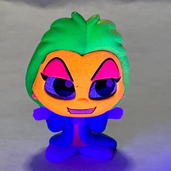 Disney Doorables Blacklight Villains CRUELLA DE VIL 101 Dalmations GLOWS NEW - Picture 9 of 9